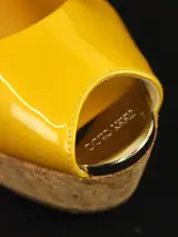 Jimmy Choo – okergele lakleren sleehakken met kurk – foto 8 – kavel bij De Kringwinkel, Antwerpen