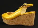 Jimmy Choo – okergele lakleren sleehakken met kurk – foto 10 – kavel bij De Kringwinkel, Antwerpen