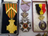 Verzameling militaire medailles en insignes – foto 3 – kavel bij De Kringwinkel, Oostende