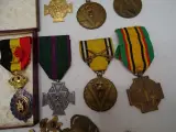 Verzameling militaire medailles en insignes – foto 4 – kavel bij De Kringwinkel, Oostende