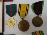 Verzameling militaire medailles en insignes – foto 6 – kavel bij De Kringwinkel, Oostende