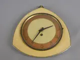 Vintage driehoekige wandklok met sleutel – kavel bij De Kringwinkel, Diest