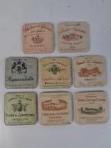 Acht decoratieve vintage onderzetters met Franse wijnetiketten – kavel bij De Kringwinkel, Waardamme