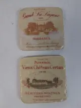 Acht decoratieve vintage onderzetters met Franse wijnetiketten – foto 3 – kavel bij De Kringwinkel, Waardamme