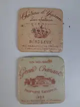 Acht decoratieve vintage onderzetters met Franse wijnetiketten – foto 5 – kavel bij De Kringwinkel, Waardamme