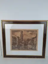 Authentieke Ets van het Rozenhoedkaai Brugge met Belfort – Handgesigneerd J. Vanlandeghem – Luxe Wortelhout Look Lijst – kavel bij De Kringwinkel, Waardamme