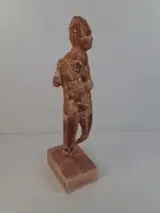 Terracotta beeld van de Belgische kunstenaar Van Acker – foto 3 – kavel bij De Kringwinkel, Waardamme