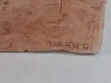 Terracotta beeld van de Belgische kunstenaar Van Acker – foto 5 – kavel bij De Kringwinkel, Waardamme