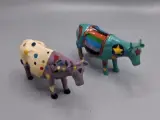 Twee decoratieve kunstkoeien uit de bekende CowParade collectie – kavel bij De Kringwinkel, Waardamme