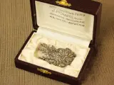 Art-deco .835 zilveren strikbroche met florale motieven & markasiet – foto 2 – kavel bij De Kringwinkel, Antwerpen