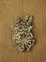 Art-deco .835 zilveren strikbroche met florale motieven & markasiet – foto 3 – kavel bij De Kringwinkel, Antwerpen