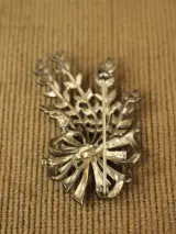 Art-deco .835 zilveren strikbroche met florale motieven & markasiet – foto 5 – kavel bij De Kringwinkel, Antwerpen