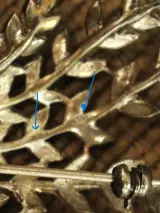Art-deco .835 zilveren strikbroche met florale motieven & markasiet – foto 6 – kavel bij De Kringwinkel, Antwerpen