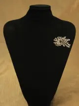 Art-deco .835 zilveren strikbroche met florale motieven & markasiet – foto 7 – kavel bij De Kringwinkel, Antwerpen