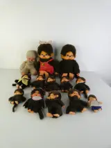 Collectie vintage pluche figuren van Sekiguchi Monchhichi (Monchichi) (12 stuks) – kavel bij De Kringwinkel, Heverlee