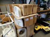 Pallet met wandclosets en fonteinen, wit – kavel bij Onlineveilingmeester, Assen