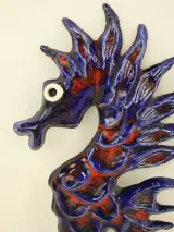 Keramisch wanddecoratie zeepaardje blauw-rood – foto 3 – kavel bij De Kringwinkel, Antwerpen