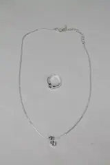 Zilverkleurige juwelenset (Ring en halsketting) – foto 5 – kavel bij De Kringwinkel, Brecht