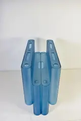 Kartell tijdschriftenhouder 4676 van Giotto Stoppino, blauw – foto 6 – kavel bij De Kringwinkel, Turnhout