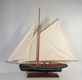 Set van 2 houten modelzeilschepen met zeilen – foto 2 – kavel bij De Kringwinkel, Turnhout
