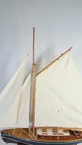 Set van 2 houten modelzeilschepen met zeilen – foto 4 – kavel bij De Kringwinkel, Turnhout