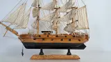 Set van 2 houten modelzeilschepen met zeilen – foto 6 – kavel bij De Kringwinkel, Turnhout