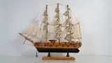 Set van 2 houten modelzeilschepen met zeilen – foto 7 – kavel bij De Kringwinkel, Turnhout
