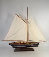 Set van 2 houten modelzeilschepen met zeilen – foto 9 – kavel bij De Kringwinkel, Turnhout