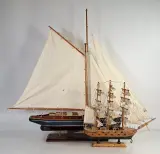Set van 2 houten modelzeilschepen met zeilen – foto 10 – kavel bij De Kringwinkel, Turnhout