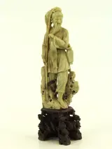 Spekstenen beeldje van een Aziatische man in traditionele kledij – kavel bij De Kringwinkel, Antwerpen