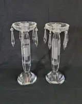 Set van 2 kristallen kandelaars met hangende prisma's – foto 2 – kavel bij De Kringwinkel, Turnhout