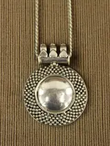Sterling zilveren ketting met handgemaakte Indiase hanger – foto 4 – kavel bij De Kringwinkel, Antwerpen
