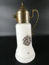 Italiaanse decoratieve melkglazen kruik met Saksisch wapenschild "Providentiae Memor", ca. 1960-1975 – kavel bij De Kringwinkel, Heverlee