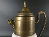 Italiaanse decoratieve melkglazen kruik met Saksisch wapenschild "Providentiae Memor", ca. 1960-1975 – foto 3 – kavel bij De Kringwinkel, Heverlee