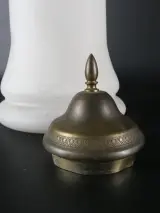 Italiaanse decoratieve melkglazen kruik met Saksisch wapenschild "Providentiae Memor", ca. 1960-1975 – foto 7 – kavel bij De Kringwinkel, Heverlee