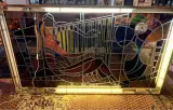 Glas-in-lood kunstwerk in lichtbak '' Vrouw met harp" door Cyriel Los – foto 2 – kavel bij De Kringwinkel, Dendermonde