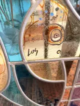 Glas-in-lood kunstwerk in lichtbak '' Vrouw met harp" door Cyriel Los – foto 4 – kavel bij De Kringwinkel, Dendermonde