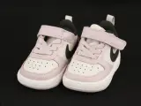 Nike Court Borough Low 2 babysneakers - Iced Lilac /wit /zwart - maat 18,5 - zo goed als nieuw – kavel bij De Kringwinkel, Antwerpen
