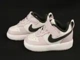 Nike Court Borough Low 2 babysneakers - Iced Lilac /wit /zwart - maat 18,5 - zo goed als nieuw – foto 2 – kavel bij De Kringwinkel, Antwerpen