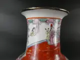 Chinese porseleinen vaas in Cantonese (Rose Medallion)-stijl – foto 3 – kavel bij De Kringwinkel, Heverlee