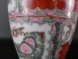 Chinese porseleinen vaas in Cantonese (Rose Medallion)-stijl – foto 5 – kavel bij De Kringwinkel, Heverlee