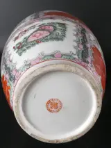 Chinese porseleinen vaas in Cantonese (Rose Medallion)-stijl – foto 9 – kavel bij De Kringwinkel, Heverlee