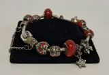Bedelarmband met zilveren bedels – foto 2 – kavel bij De Kringwinkel, Aalst