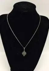 Ketting met zilveren hanger – kavel bij De Kringwinkel, Aalst