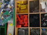 Houten Lego-opbergdoos met vakjes en gemengde Lego-onderdelen – foto 3 – kavel bij De Kringwinkel, Heverlee