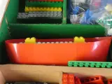 Houten Lego-opbergdoos met vakjes en gemengde Lego-onderdelen – foto 7 – kavel bij De Kringwinkel, Heverlee