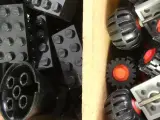 Houten Lego-opbergdoos met vakjes en gemengde Lego-onderdelen – foto 10 – kavel bij De Kringwinkel, Heverlee