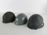 Set van 3 militaire helmen met Belgische vlag – kavel bij De Kringwinkel, Heverlee