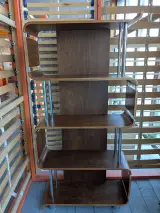 Houten boekenkast met metalen buizen – kavel bij De Kringwinkel, Sint-Niklaas