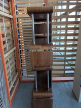 Houten boekenkast met metalen buizen – foto 2 – kavel bij De Kringwinkel, Sint-Niklaas